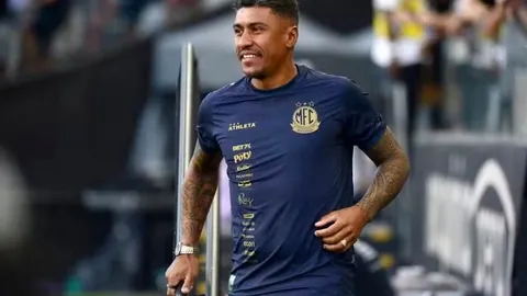 卢卡库强势突破防线，精准射门连入两球，助力球队取得两球优势